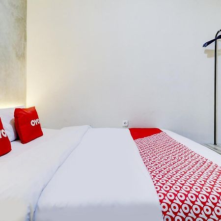 Oyo 90215 Ada Residence Telukjambe Экстерьер фото