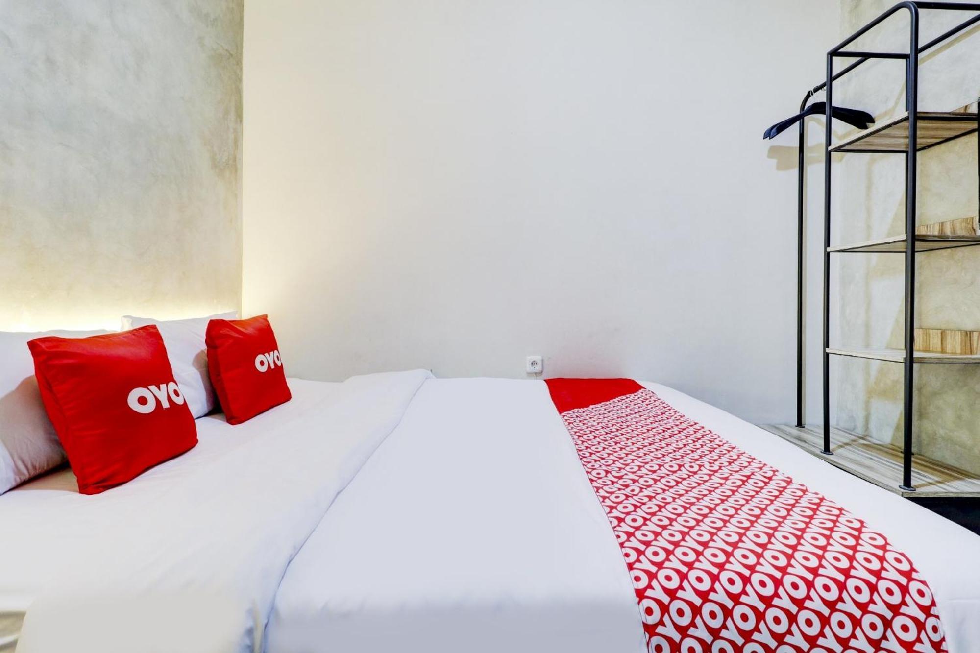 Oyo 90215 Ada Residence Telukjambe Экстерьер фото