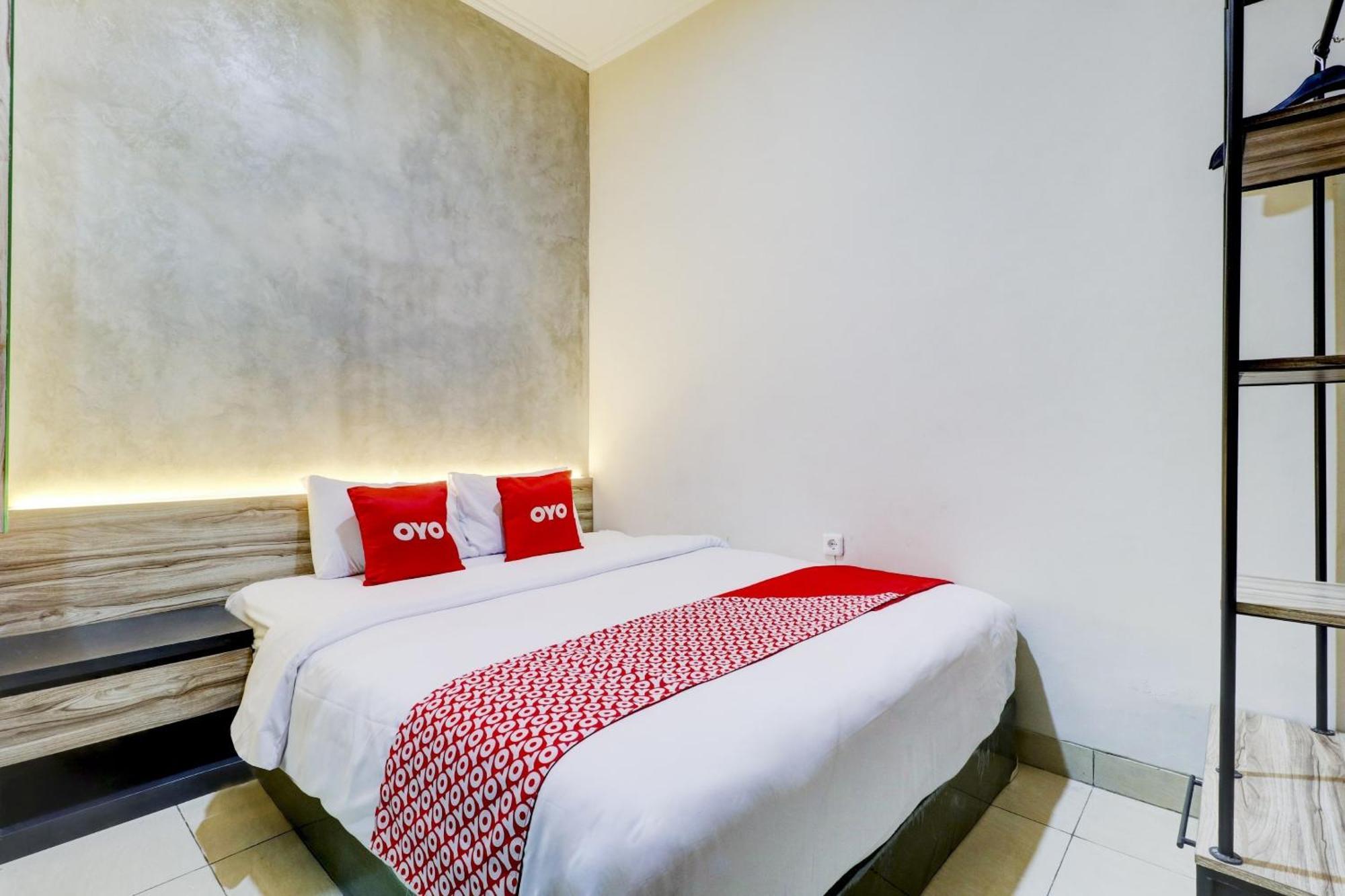 Oyo 90215 Ada Residence Telukjambe Экстерьер фото