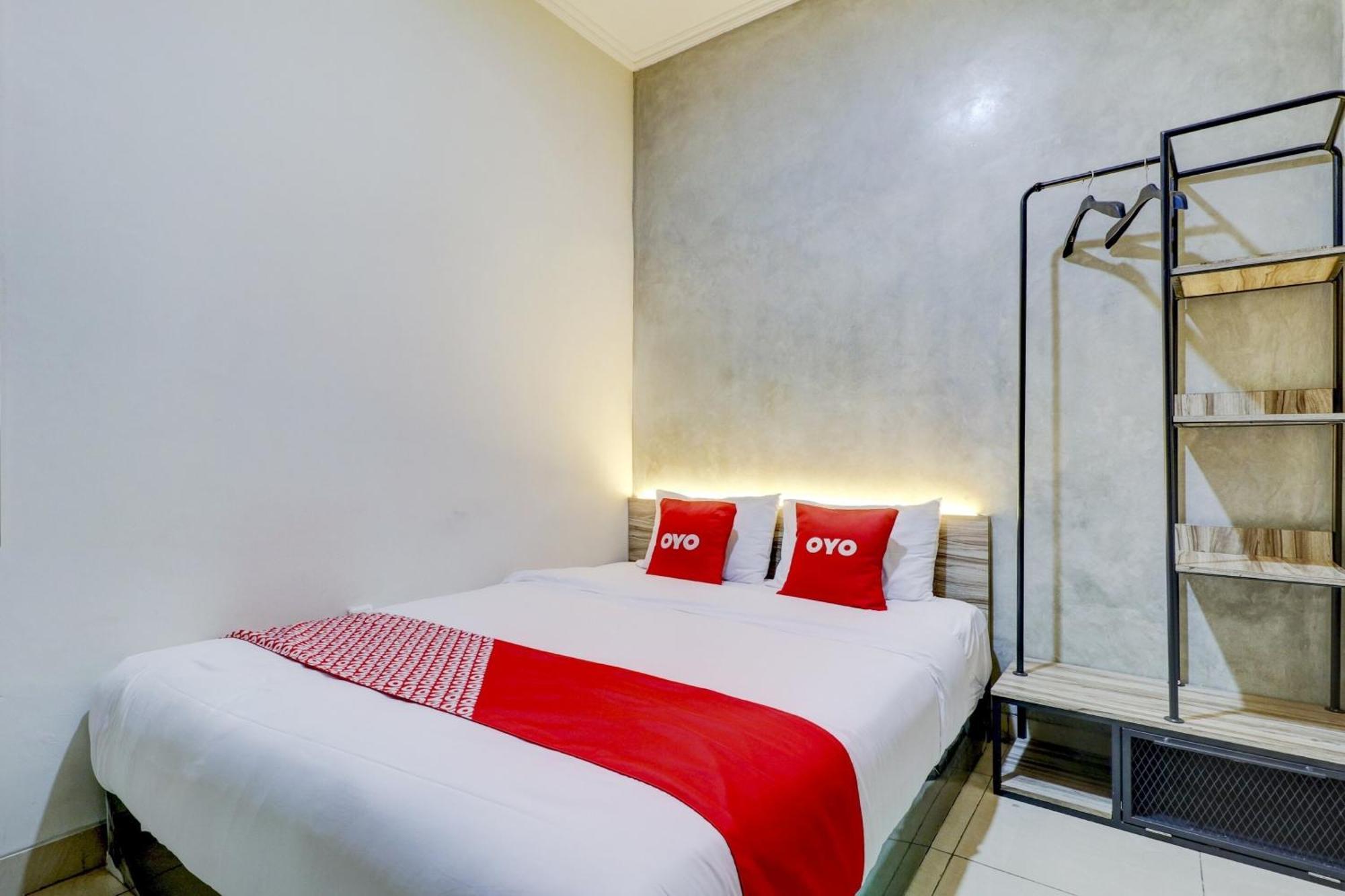 Oyo 90215 Ada Residence Telukjambe Экстерьер фото