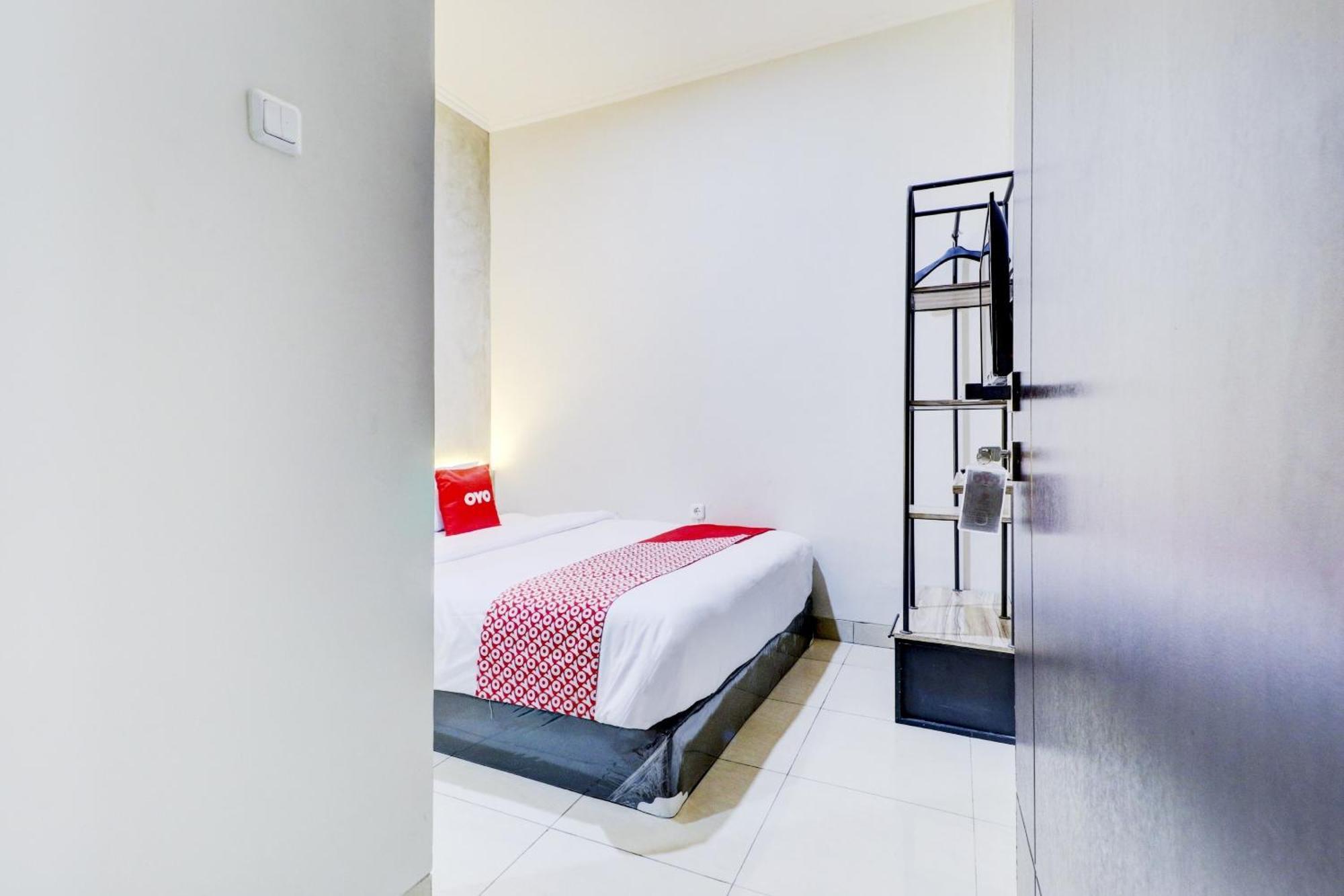Oyo 90215 Ada Residence Telukjambe Экстерьер фото