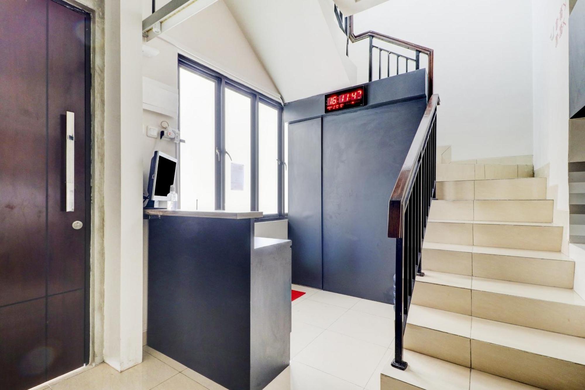Oyo 90215 Ada Residence Telukjambe Экстерьер фото