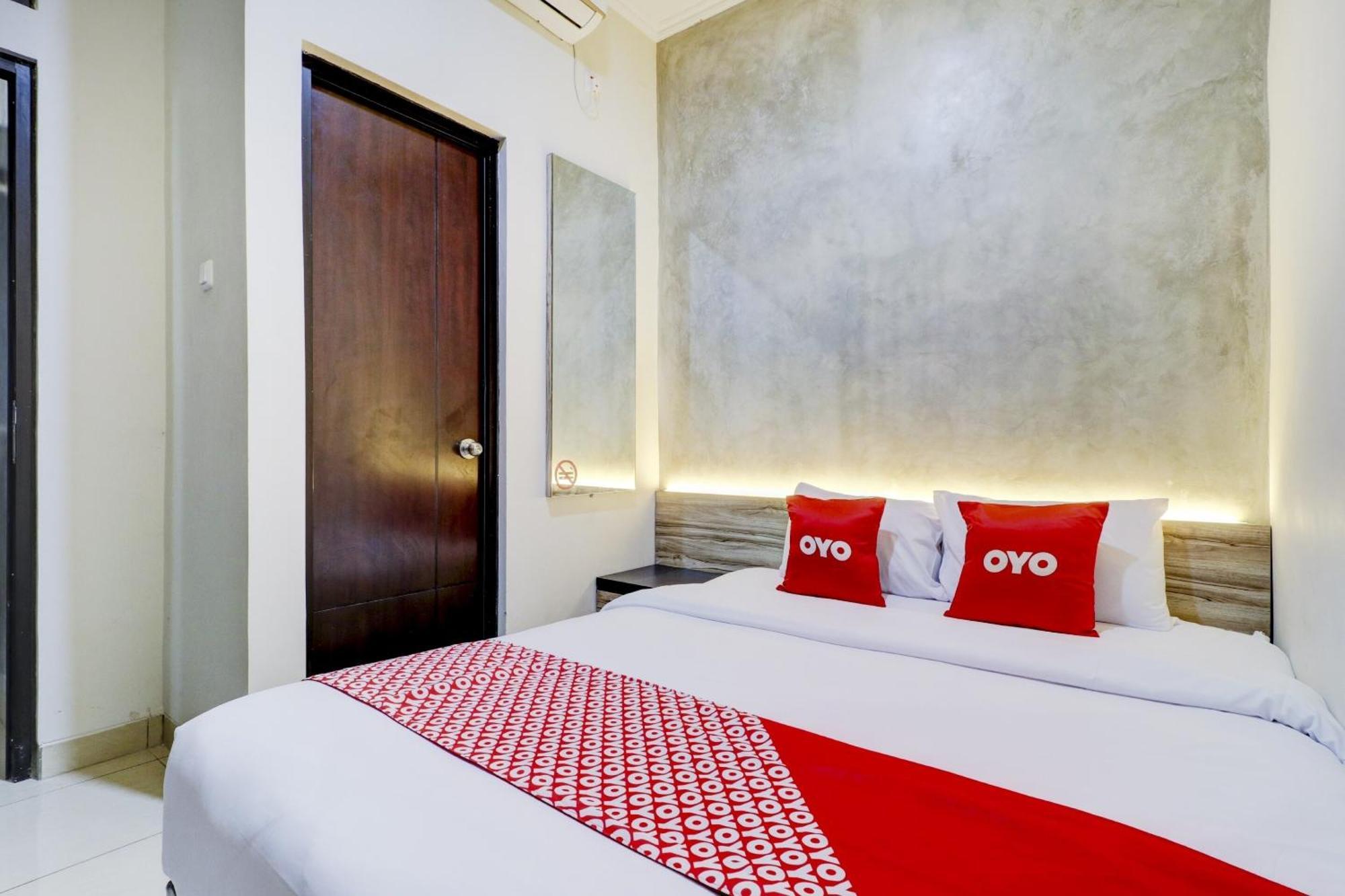 Oyo 90215 Ada Residence Telukjambe Экстерьер фото