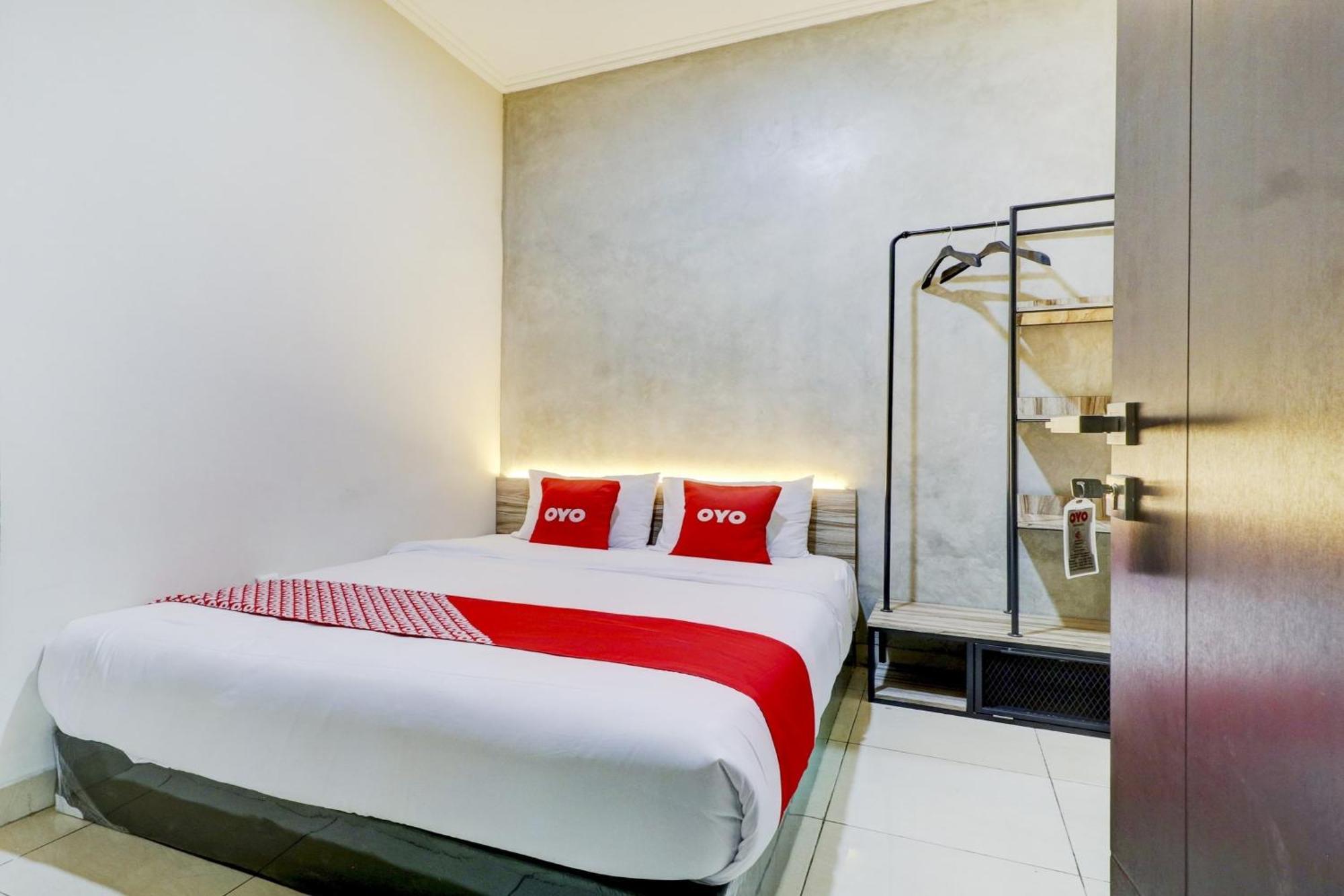 Oyo 90215 Ada Residence Telukjambe Экстерьер фото