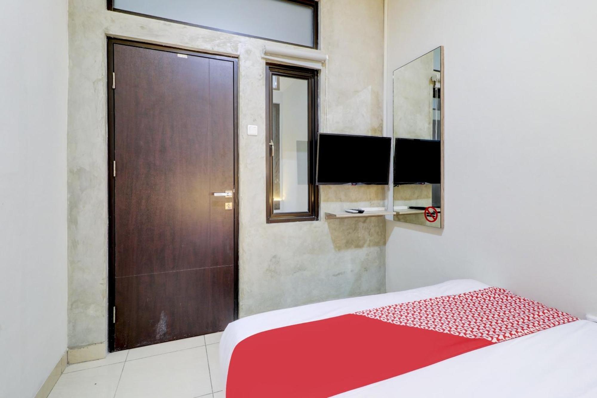 Oyo 90215 Ada Residence Telukjambe Экстерьер фото