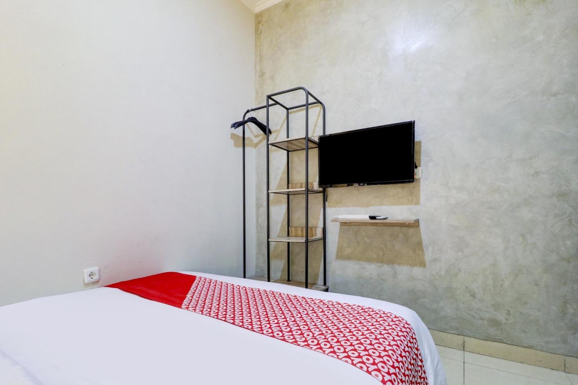 Oyo 90215 Ada Residence Telukjambe Экстерьер фото