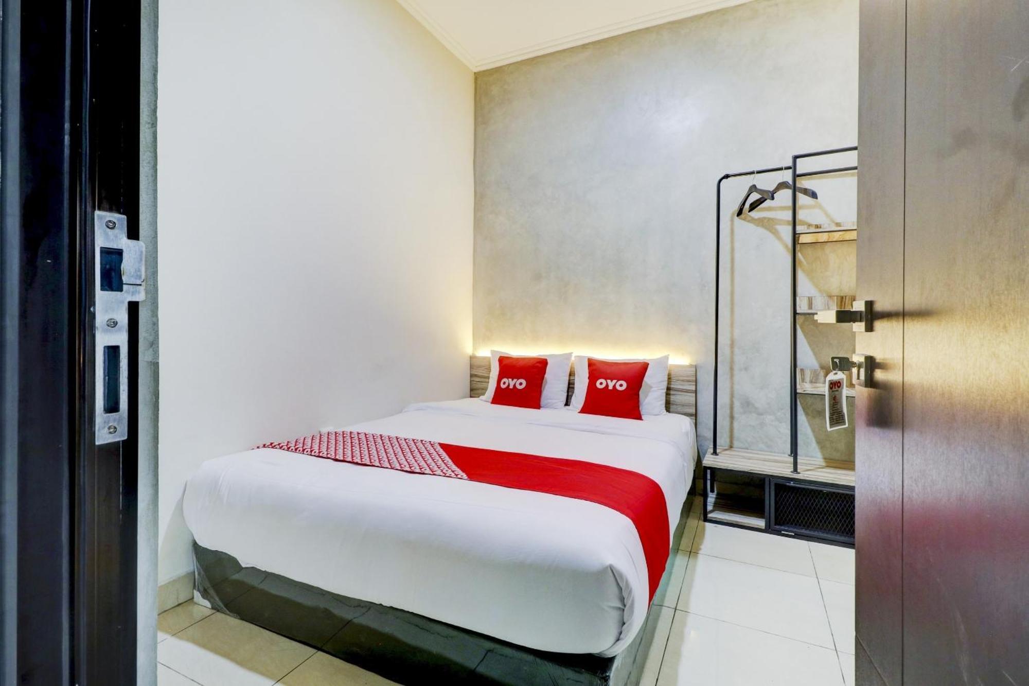 Oyo 90215 Ada Residence Telukjambe Экстерьер фото