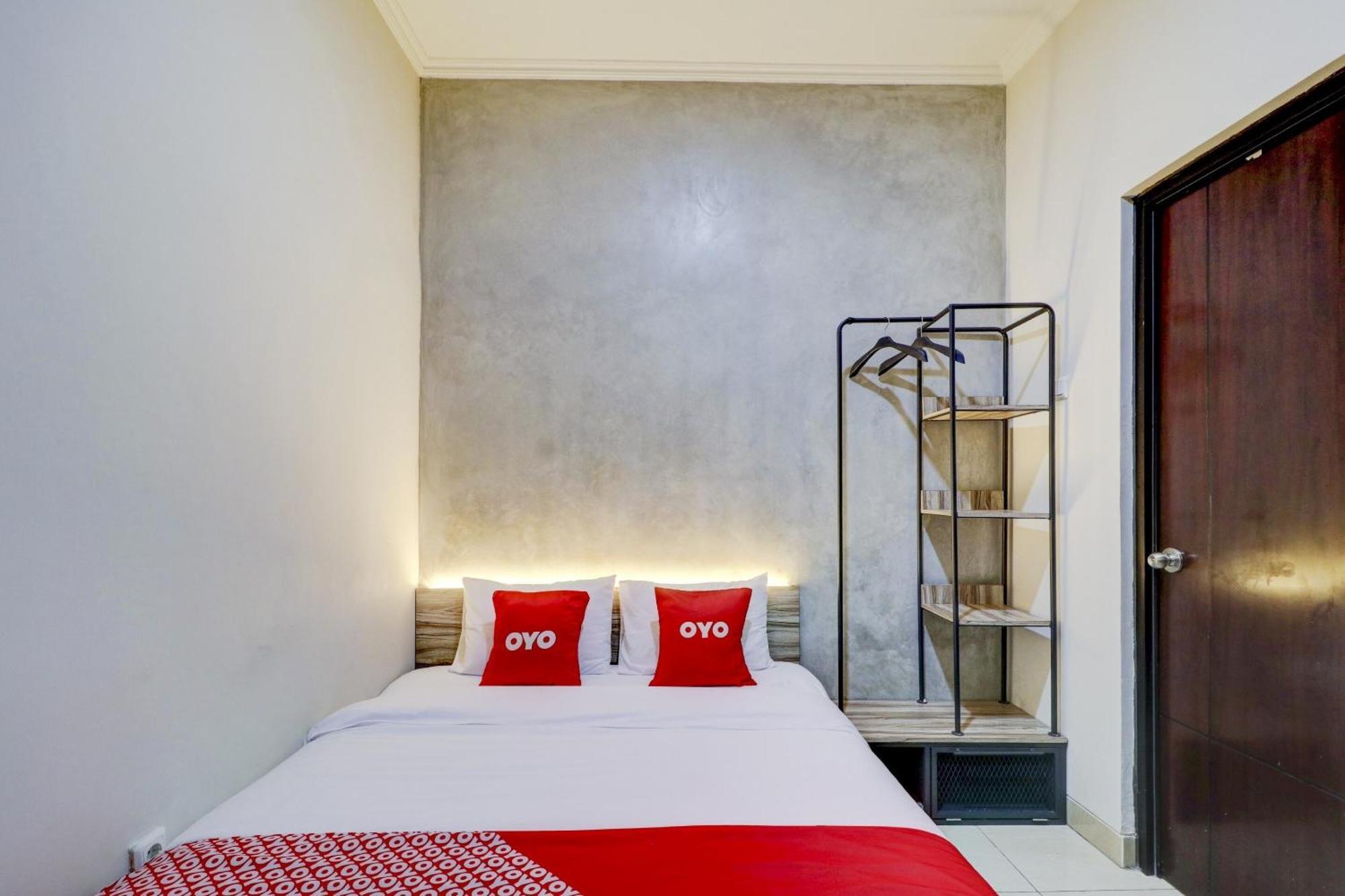 Oyo 90215 Ada Residence Telukjambe Экстерьер фото